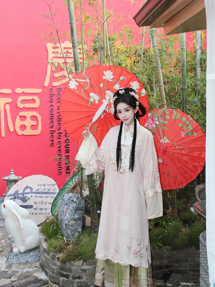 透明色调下的群像